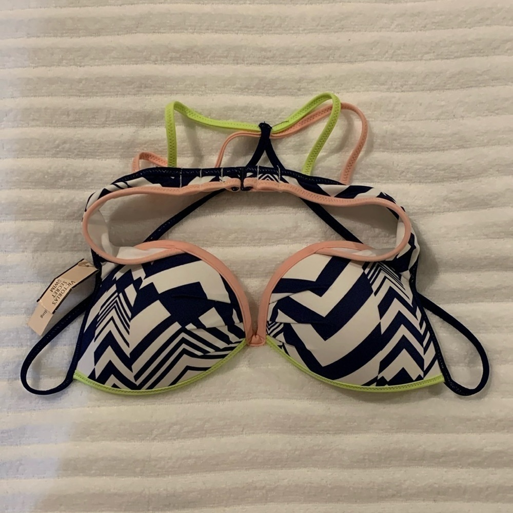 NWT Victoria’s Secret Swim Top. “ The Fabulous”. Molded push-up. 32B.‌‌‌